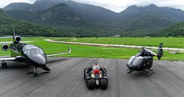 Imagem ilustrativa da imagem Neymar ostenta com jato, helicóptero e até batmóvel; veja valores