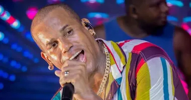 Imagem ilustrativa da imagem Ovo de Avestruz: Flavinho é criticado ao fazer gesto em show