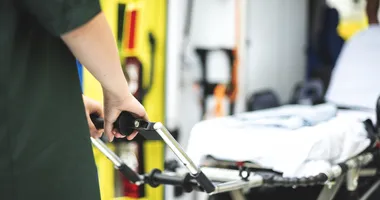 Imagem ilustrativa da imagem Passageiro perde o braço após racha entre vans