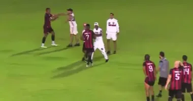Imagem ilustrativa da imagem Pau quebrou! Torcida rubro-negra invade campo e agride jogadores