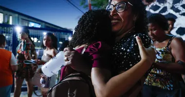 Imagem ilustrativa da imagem Que moral! Famílias fazem vigília à espera de filhos em prova do Enem