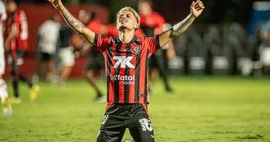 Imagem ilustrativa da imagem Retrô 2025: Leão vai das frustrações ao alívio no fim da temporada