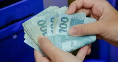 Imagem ilustrativa da imagem Salário mínimo de R$ 1.621 começa a cair na conta; veja quem recebe