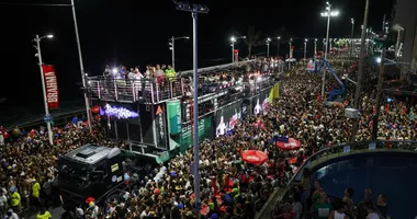 Imagem ilustrativa da imagem Se bateu com gringo no Carnaval? 5 frases para desenrolar um papo