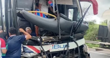 Imagem ilustrativa da imagem Torcedores do Fortaleza ficam feridos em acidente com carreta na Bahia