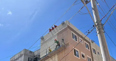 Imagem ilustrativa da imagem Trabalhadores ficam em apuros após 'balancim' se romper em obra