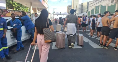 Imagem ilustrativa da imagem Turistas chegam no meio da 'agonia' da Barra para curtir o Carnaval