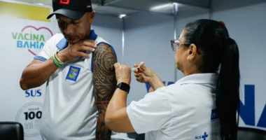 Imagem ilustrativa da imagem Vacina exigida em aeroportos é aplicada na Fenagro 2025