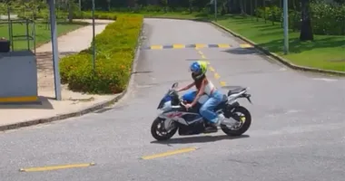 Imagem ilustrativa da imagem Vídeo: Juliette cai da moto de R$ 140 mil dada pelo noivo