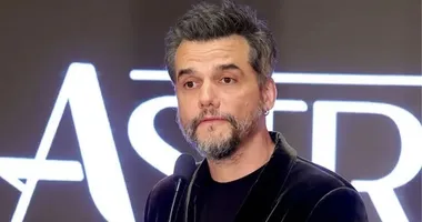 Imagem ilustrativa da imagem Vídeo: Wagner Moura celebra Globo de Ouro com samba e resenha