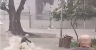 Imagem ilustrativa da imagem Vídeo: aguaceiro arrasta idoso em Vitória da Conquista