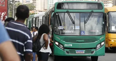 Imagem ilustrativa da imagem Vídeo: coroa 'solta o barro' e taca fezes nos passageiros em ônibus