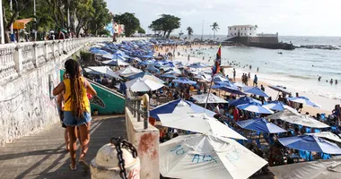Imagem ilustrativa da imagem Vídeo: família 'mete' festa de niver diferenciada na praia da Barra