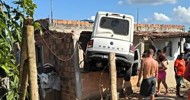 Imagem ilustrativa da imagem Vídeo: motorista morre após carro invadir casa no Recôncavo