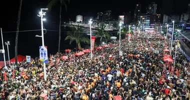 Imagem ilustrativa da imagem Vídeo: mulher é pisoteada ao cair de cadeira de rodas no pré-Carnaval