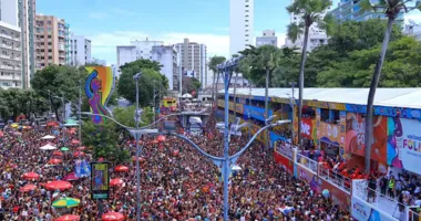 Imagem ilustrativa da imagem Vídeo: mulher esfaqueia homem no terceiro dia de Carnaval