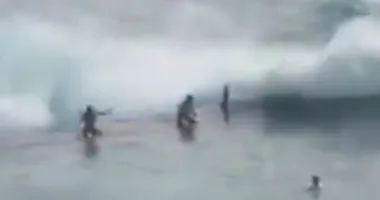 Imagem ilustrativa da imagem Vídeo: turistas morrem após onda ‘GG’ atingir piscina natural