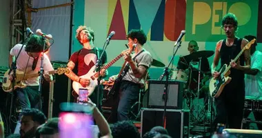 Imagem ilustrativa da imagem Vivendo do Ócio mete guitarra na folia e chama Pepeu Gomes