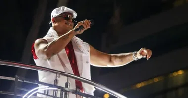 Imagem ilustrativa da imagem Xanddy celebra Riachão e arrasta multidão na Melhor Segunda-feira