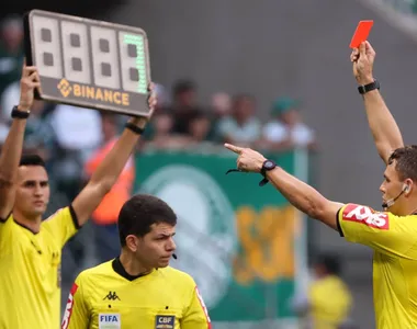 Árbitros estão sob pressão por conta das falhas evidentes
