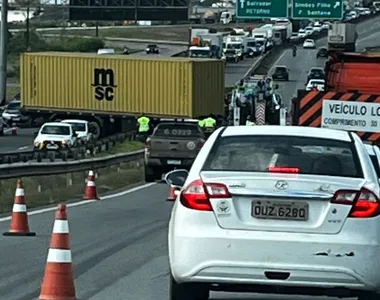 Acidente na BA-535 trava trânsito no CIA Aeroporto