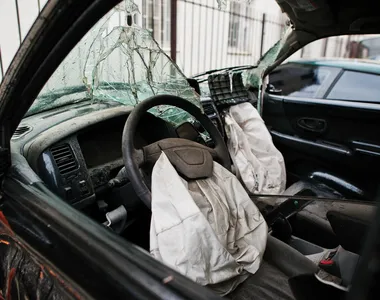 O veículo menor foi partido ao   meio