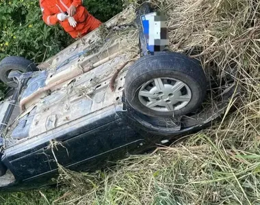 Acidente de carro deixou duas pessoas mortas e o filho sobreviveu
