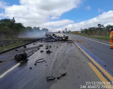 A colisão frontal ocorreu por volta das 8h50 próximo à divisa com o Espírito Santo