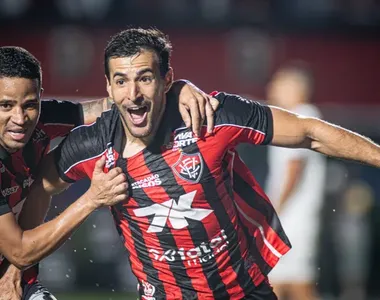 Raúl Cáceres na comemoração do gol da vitória no Ba-Vi do segundo turno