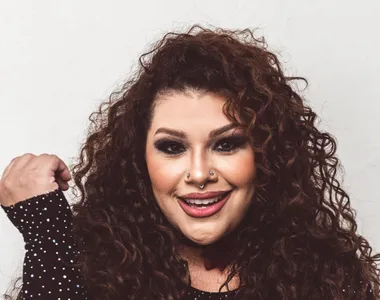 Cantora e compositora Aila Menezes