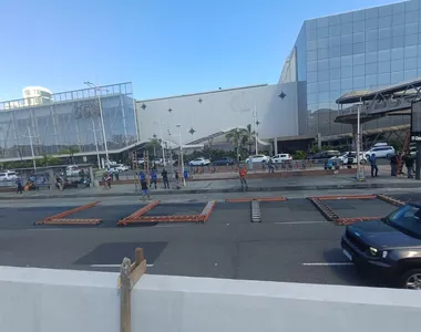 Manifestação ocorreu nesta quarta-feira (17), nas imediações do Iguatemi, próximo ao Shopping da Bahia