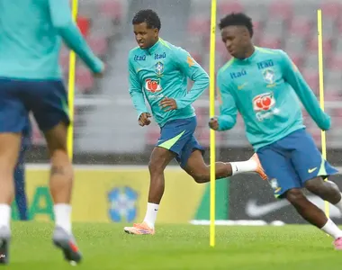 Ancelotti dividiu o elenco para atividades ofensivas em campo reduzido