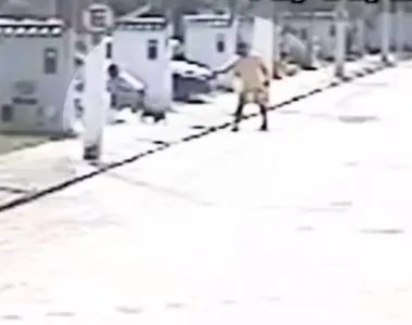 Crime foi gravado pelas câmeras de segurança