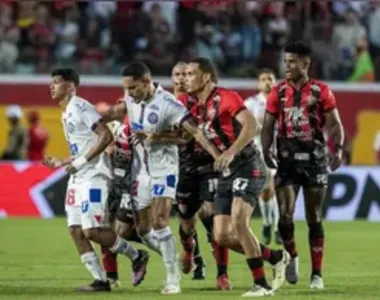 Bahia e Vitória entram campo no Barradão