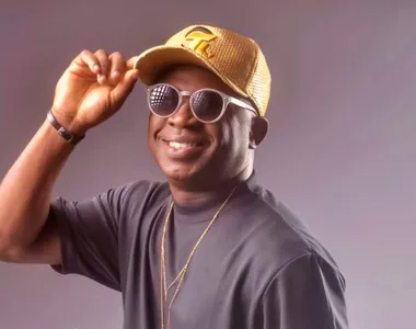 Anfitrião se apresenta com convidados