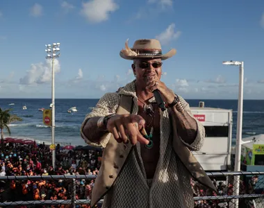 Léo Santana  puxando trio no Carnaval 2025