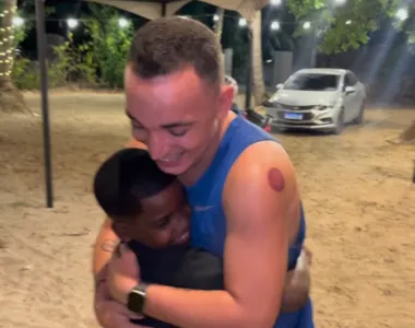 João Gomes e Ruan Vitor abraçados