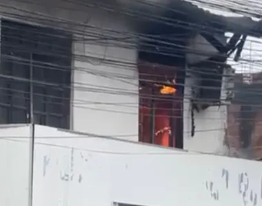 Casa ficou destruída pelas chamas