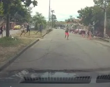 Homens armados na rua