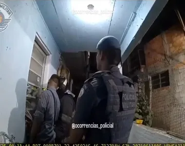 Policiais tentaram acalmar moradora