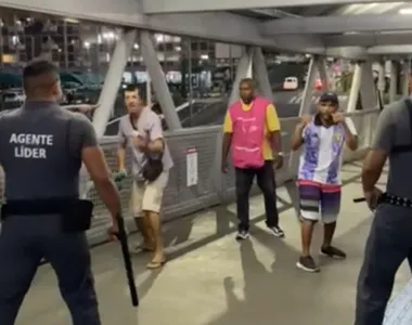 Agentes foram agredidos com guarda-sol e até uma placa de sinalização