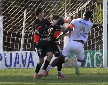 PV (de camisa branca) atinge Diego com um soco, em Batel x Nacional-PR