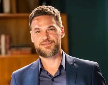 Emílio Dantas já atuou em novelas de sucesso, como "Vai na Fé" e "A Força do Querer"