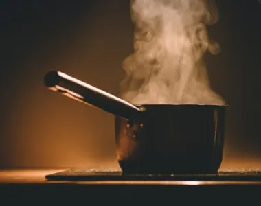 Água fervente atingiu o rosto do companheiro