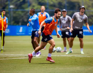 Everton Ribeiro durante treino