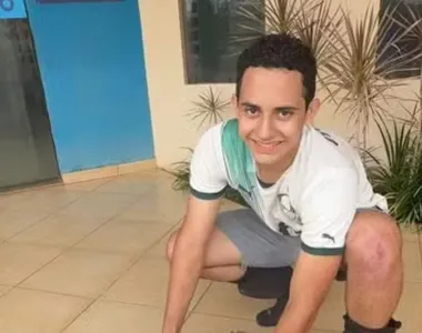 Yago Batista Nogueira, de 17 anos, caminhou 4 quilômetros de joelhos até a escola