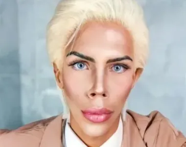 O sonho do ex-Ken é conseguir um emprego com carteira assinada