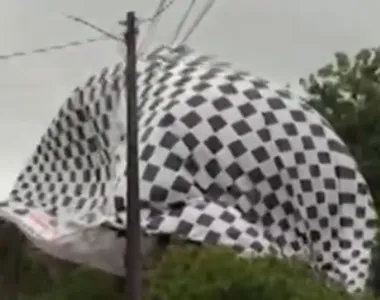 Balão ficou preso na fiação elétrica
