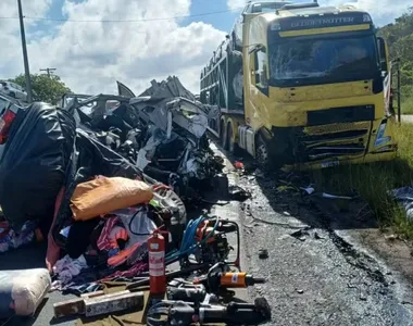 Colisão frontal entre caminhão e caminhonete deixa um morto e um ferido grave na BR-101