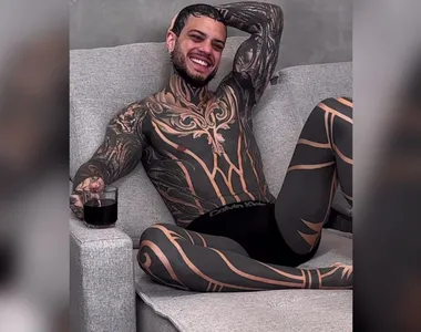 Influenciador tem cerca de 90% do corpo tatuado